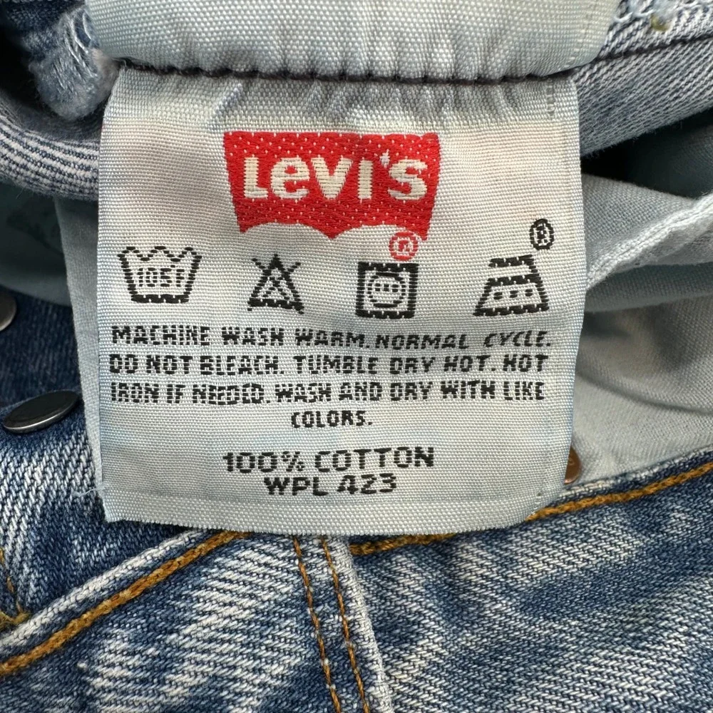 Vintage Levis 501 Mens 33x32 Light Wash Blue Straight Leg Button Fly Jeans 2004